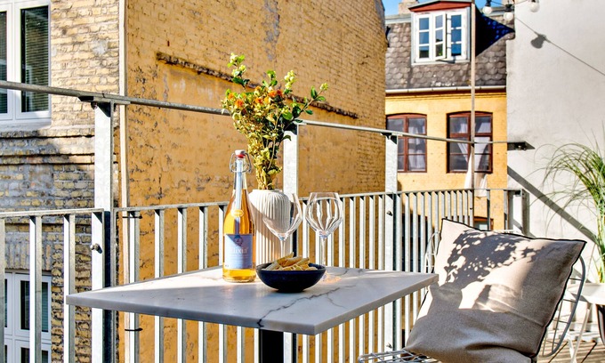 Copenhagen City Centre Apartment | Sanders Leaves - 3-Bedroom Apartment with City Views