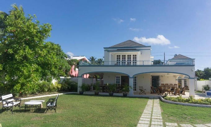 Brighton House | Oceanfront Sandgate: 4-Star Comfort with Pool & Views