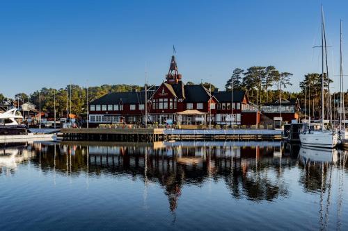 Sandhamn Hotel | Experience Comfort at Sandhamn Seglarhotell - Pet Friendly Stay