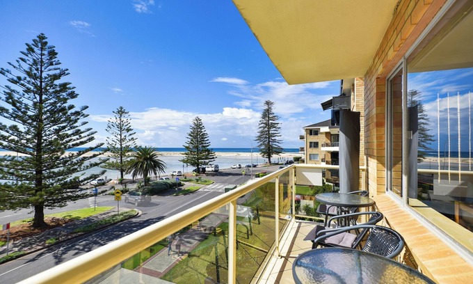The Entrance Apartment | Experience Sandhurst 5 with Oceanfront Views & Pool Access