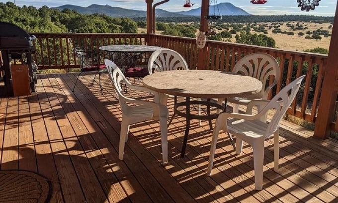 Zuzax House | Tranquil Sandia Serenity: Family and Pet Friendly Retreat