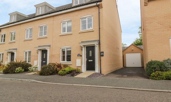 Hollesley Cottage | Sandlings: Family-Friendly Retreat with Garden in Hollesley