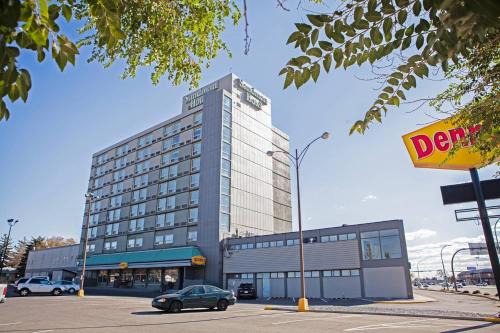 South Lethbridge Hotel | Comfortable Stay at Sandman Hotel Lethbridge with Pool & Pets