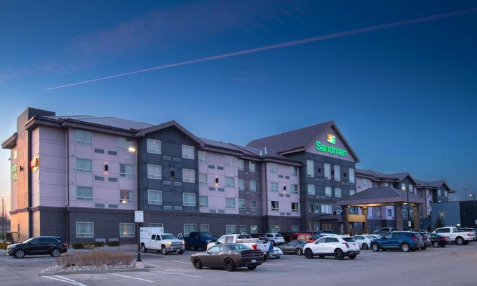 Oakville Hotel | Relax at Sandman Hotel Oakville - Pet Friendly & Pool Access