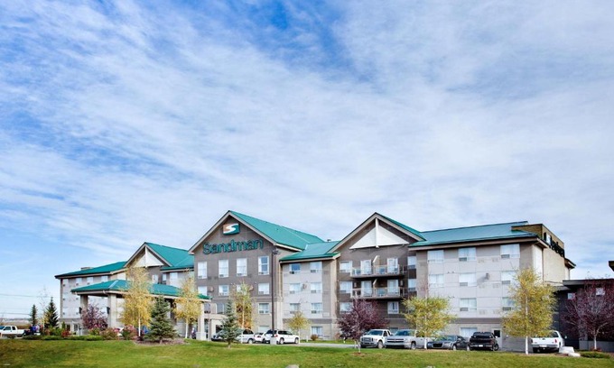 Northwest Calgary Hotel | Pet-Friendly Sandman Hotel & Suites Calgary West Awaits