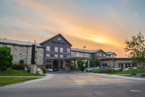 Southeast Calgary Hotel | Pet-Friendly Sandman Hotel & Suites Calgary South Awaits