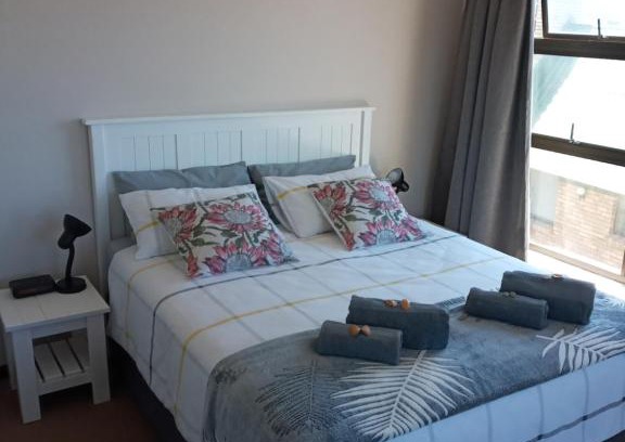 Cape Saint Francis Apartment | Oceanfront Sandown Self-Catering with Breakfast & Views