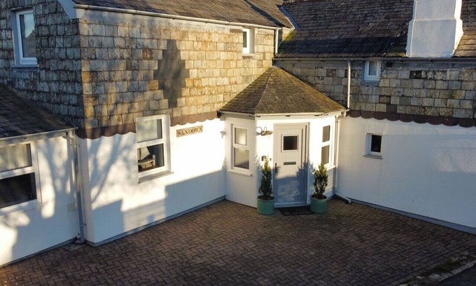 St Teath House | Family-Friendly Sandown Retreat with Kitchen & Breakfast