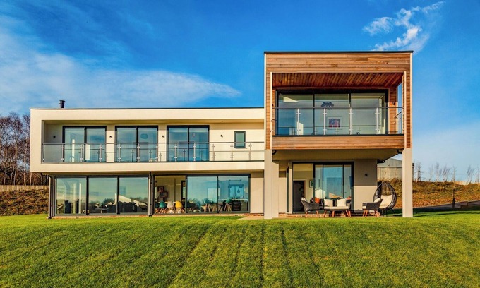 Holworth House | Tranquil Lakeside Retreat with Spa Access on Nature Reserve