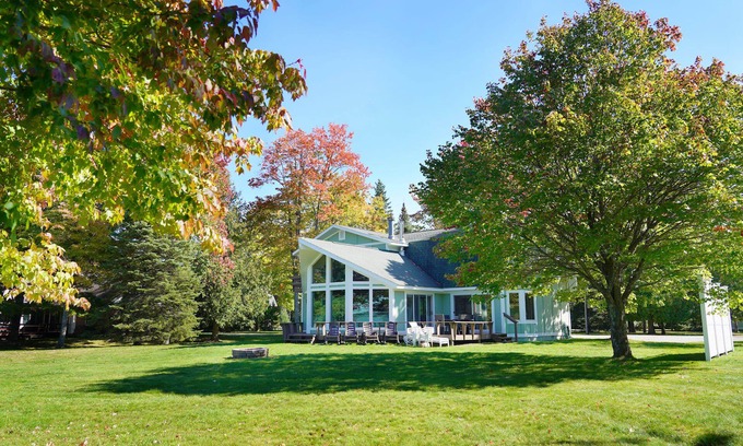 Lewiston House | Unmatched Comfort at Sandpiper Too: Pet-Friendly Retreat