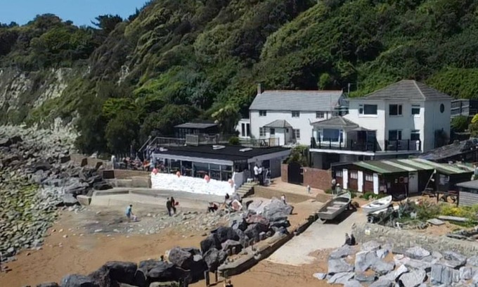 Ventnor Ski Chalet | Oceanfront Sandpipers on the Isle of Wight with Top Ratings