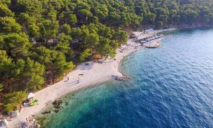 Okrug Donji Apartment | Cozy Sandra Hotel: Oceanfront, Breakfast & Family-Friendly
