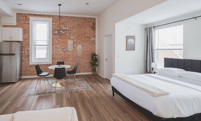 Martinsburg Apartment | Sandringham house- Efficiency Suite