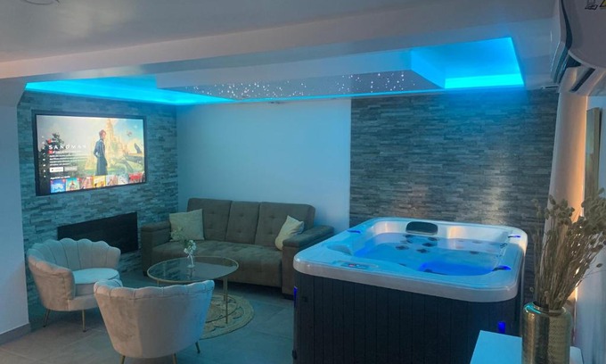 Orange House | Relaxing Sandspa Getaway with Jacuzzi & Child-Friendly Perks