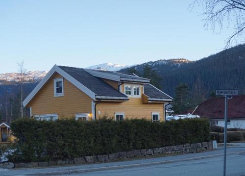 Voss Apartment | Inviting Sandvik Garasjeloft: Family-Friendly Getaway