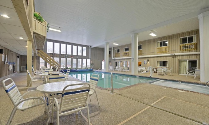 Sandwich Hotel | Oceanfront Getaway at Sandwich Lodge & Resort with Pool