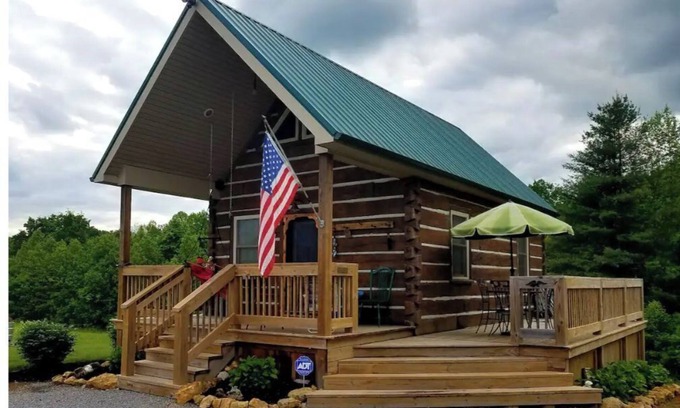 Liberty Cabin | Enchanting Sandy Acres Hobbit - Family & Pet Friendly Stay