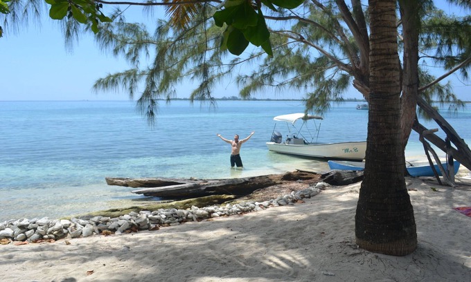 Isla de Utila House | Beachfront Sandy Bay House: Pet-Friendly with Ocean Views
