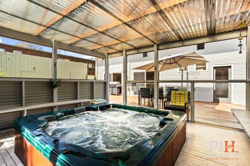 Silverleaves House | Relaxing Sandy Bay Getaway with Spa - Rated 9.5/10!