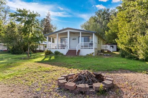 Bonner County House | Beachfront Escape at Sandy Beach, Cocolalla - 4-Star Stay