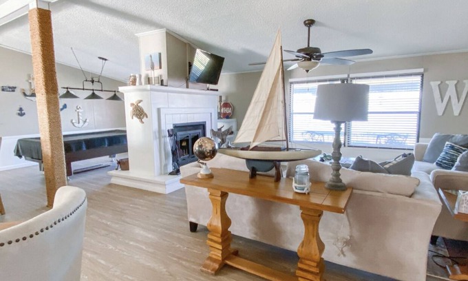 Graford House | Sandy Beach Cabana on Possum Kingdom Lake