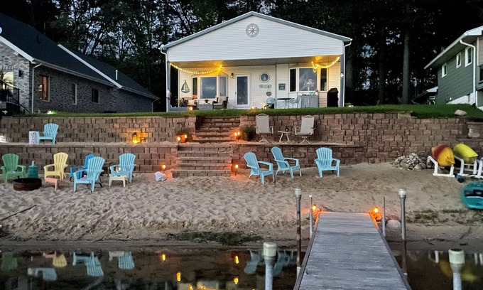 Gladwin House | Idyllic Sandy Beach Front Lake House for Family Getaways