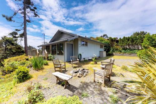 Lincoln City House | Pet-Friendly Sandy Cottage with Family Amenities Awaits You