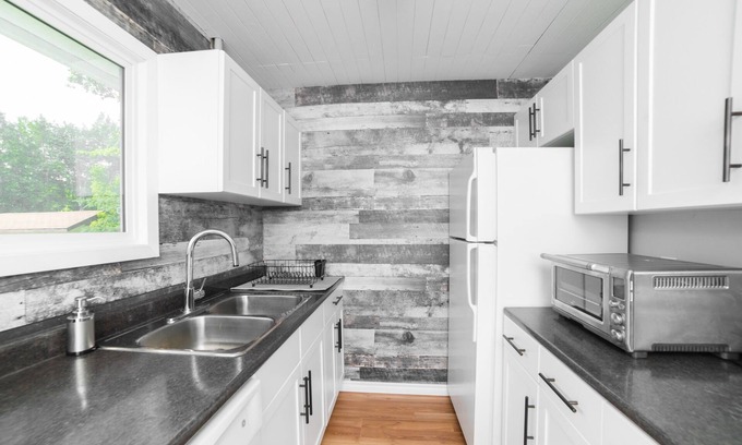 Manitoba House | Beach View Oasis: Triple Bunk, Queen & Pet Friendly Stay