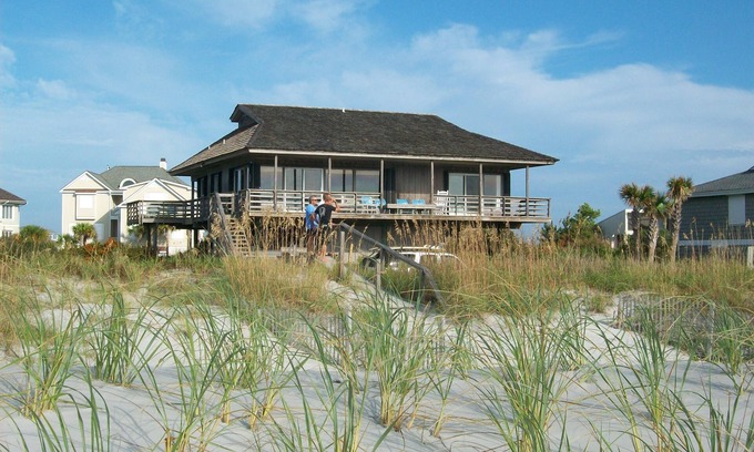 Wilmington House | Beachfront Paradise: Sandy Paws Cozy House on Figure Eight