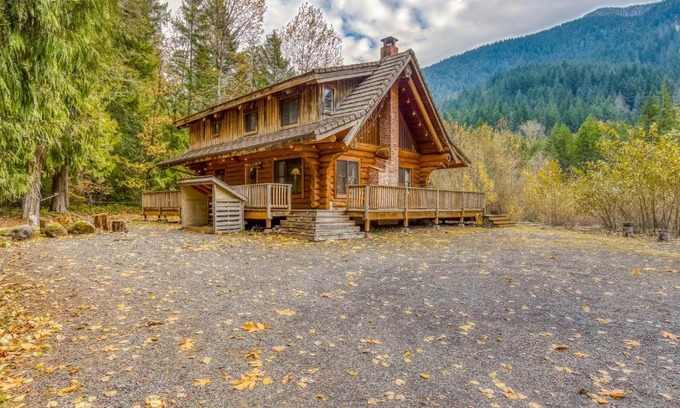 Rhododendron House | Serene Getaway at Sandy River with Hot Tub & Pet-Friendly Stays