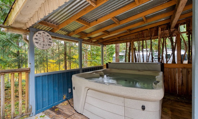 Zigzag Cabin | Riverfront Retreat at Mt Hood - Pet-Friendly & Spa Amenities