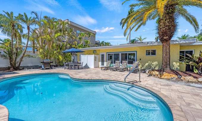 Siesta Key House | Discover Sandy Rocks: Pet-Friendly Homes with Heated Pools