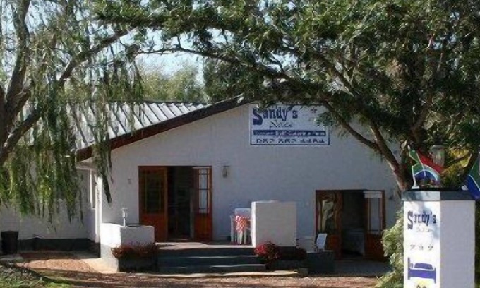 Barrydale Apartment | Discover Sandy's Place: Family-Friendly with Pool & Breakfast