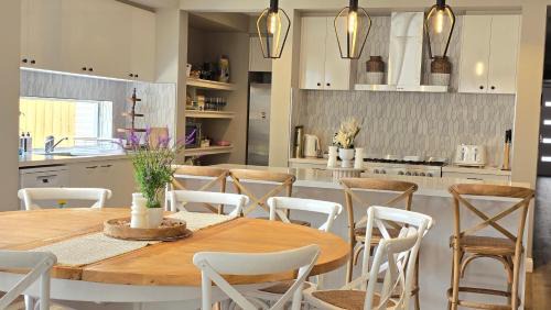 Capel Sound House | Sandy Shores Capel, New Build, 5m walk to beach, 7 min to springs