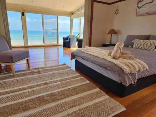 Frankston House | Cozy Sandy Shores Estate with Private Beach & Ocean Views