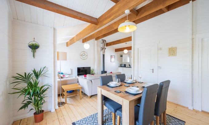 Bude Cabin | Idyllic Sandymouth Lodge: A Serene Getaway by the Sea