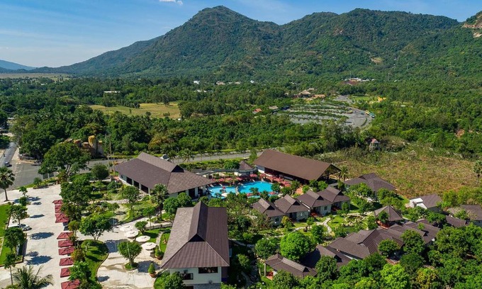 Tinh Bien Hotel | Relax at Sang Như Ngọc Resort with Ocean Views & Pool