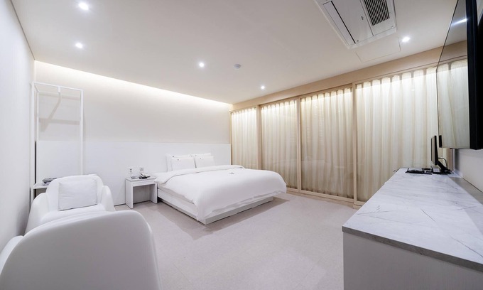 Sangbong-dong Hotel | Eco-Friendly Comfort at Sangbong Thema with Hot Tub & Breakfast