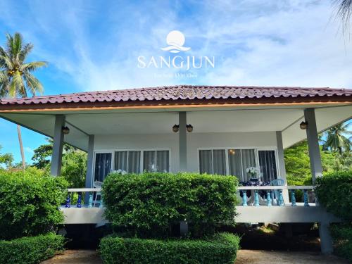 Phongprasan Resort | Relax at Sangjun On Beach Resort with Oceanfront Amenities