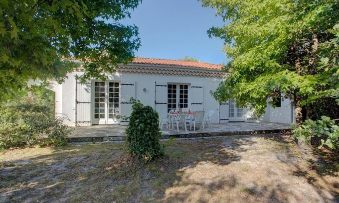 Sanguinet House | Cozy 2-Bedroom House with Garden by the Lake
