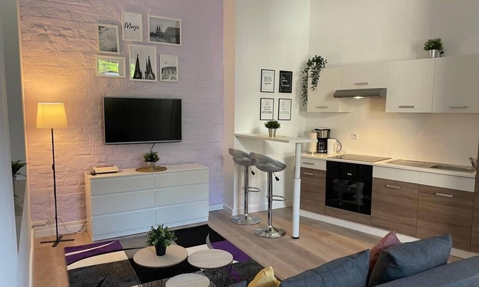 Neustadt-Sued Apartment | Modern Südstadt Apartment with Spa Near the Beautiful Rhein