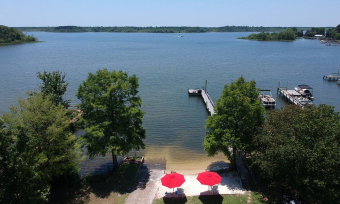 Summerton House | Experience Lake Marion: Pet-Friendly Beachfront Retreat