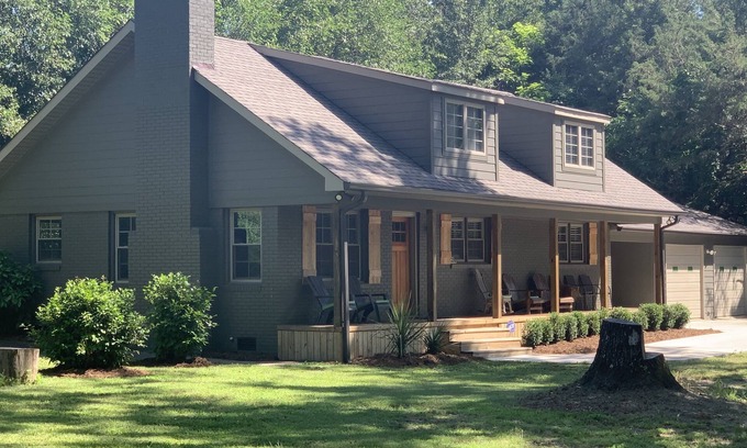 Greenville - Spartanburg House | Immaculate Ranch Retreat near GSP Airport - 9.8/10 Rating