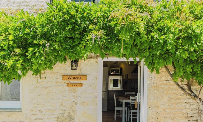 Villeneuve-la-Comtesse Cottage | Wisteria Hotel: Guest Rated 10/10 with Ocean View Pool