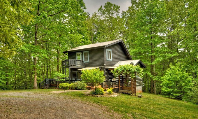 Copperhill Cabin | Exciting Dog-Friendly Cabin with Rafting & Ziplining