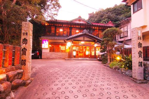 Isehara Hotel | Enchanting Sansou Nagisa with Inviting Hot Tub Retreat