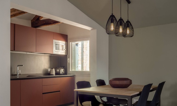 San Polo Apartment | Top-Rated Sant'Aponal Apartment with Terrace & Spa Amenities