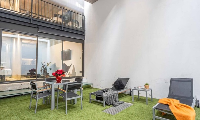 Sant Gervasi Apartment | Beautiful Sant Gervasi Apt with Shared Terrace & Spa