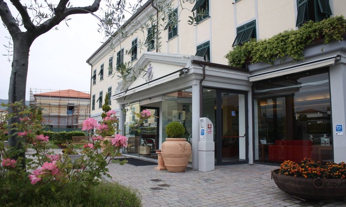 Sarzana Hotel | Relax at Santa Caterina Park Hotel: Spa & Family-Friendly Amenities