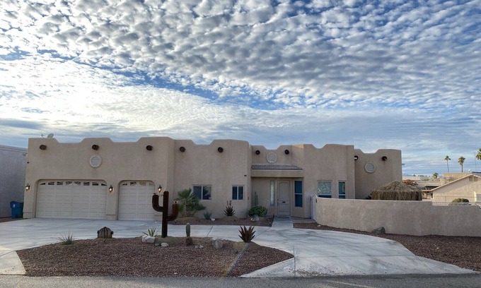 Residential Estates House | Unforgettable Santa Fe Lake Escape with Ocean View & Spa